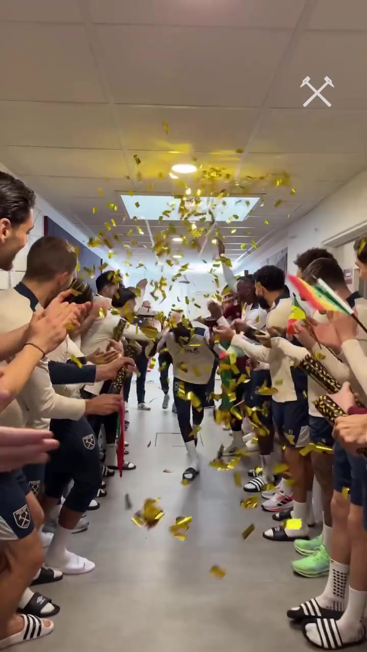 载誉归来！西汉姆全队热烈欢迎非洲杯冠军迪乌夫凯旋