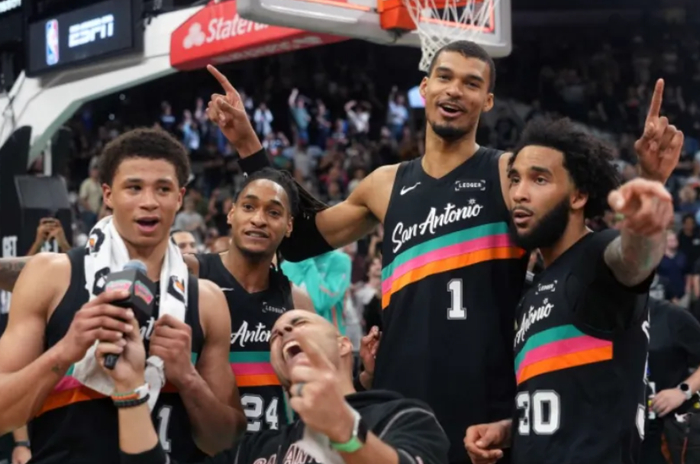 开云体育app-22+10+10，4号秀超级崛起，说他是保罗接班人，可能并非开玩笑|马刺|克里斯·保罗|卡斯尔|哈珀|圣安东尼奥马刺队_新浪体育_新浪新闻